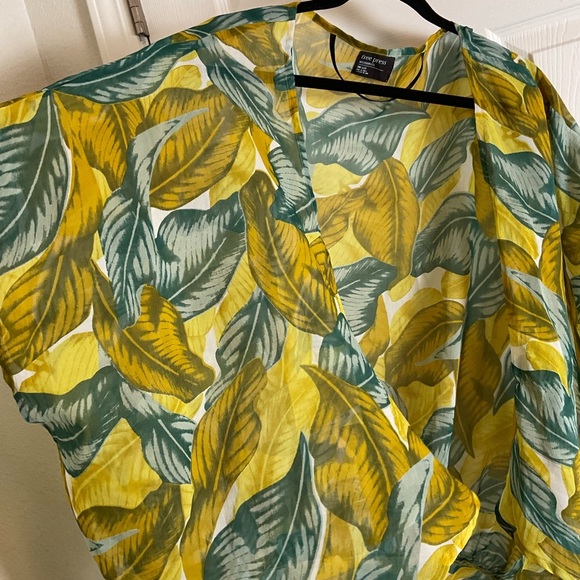 Free Press Woman’s Yellow and Green Leaf Print Kimono - Picture 5 of 13